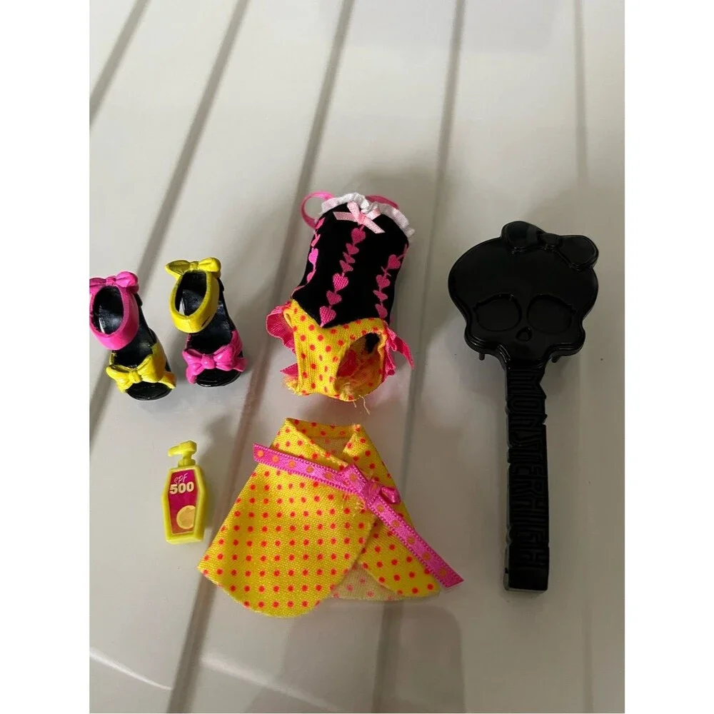 Monster High Gloom Beach Draculaura Doll Clothes and Accessories